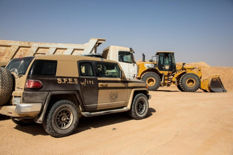 القوات الخاصة للأمن البيئي تضبط مخالفة نقل رمال وتجريف للتربة في مدينة الرياض