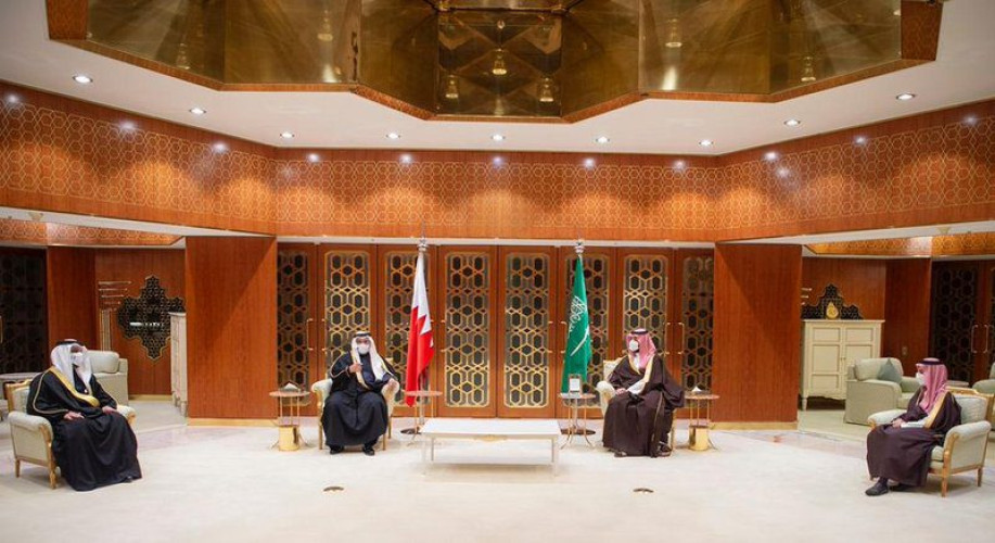 ولي العهد وولي عهد البحرين يستعرضان العلاقات الوثيقة بين البلدين الشقيقين