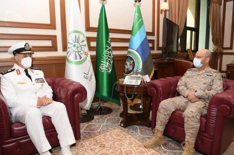 ‏رئيس هيئة الأركان العامة يستقبل قائد القوات البحرية المصرية ويقلده ⁧‫وسام الملك عبدالعزيز‬⁩ من الدرجة الأولى