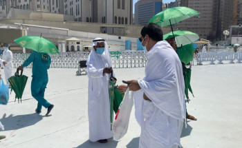 شؤون الحرمين توزع(4)آلاف مظلة على قاصدي المسجد الحرام