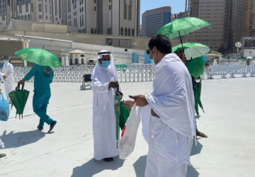 شؤون الحرمين توزع(4)آلاف مظلة على قاصدي المسجد الحرام