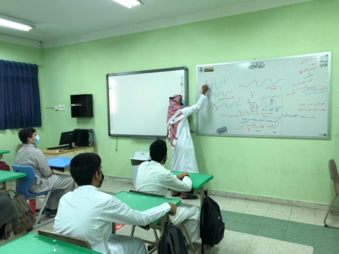 طلاب تعليم مكة : نعيش فرحة العودة لمدارسنا والشوق لها كبير ولمعلمينا الأفاضل