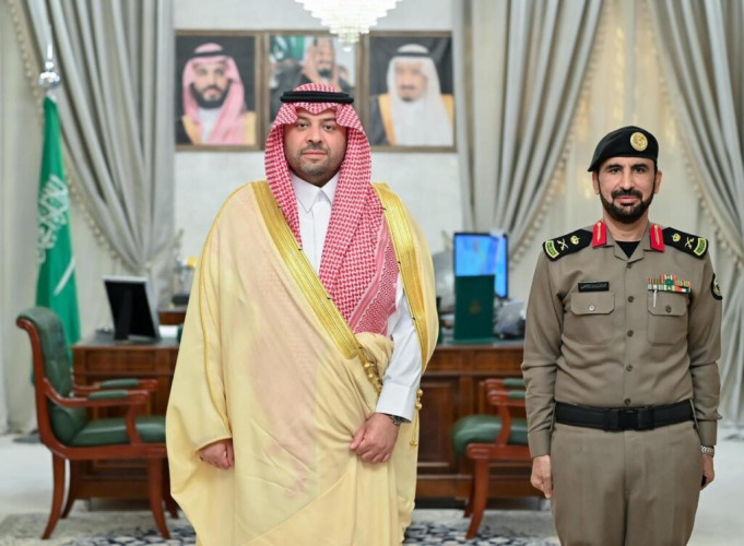 الأمير فيصل بن خالد بن سلطان يقلد مدير شرطة المنطقة ومساعده رتبتيهما الجديدتين