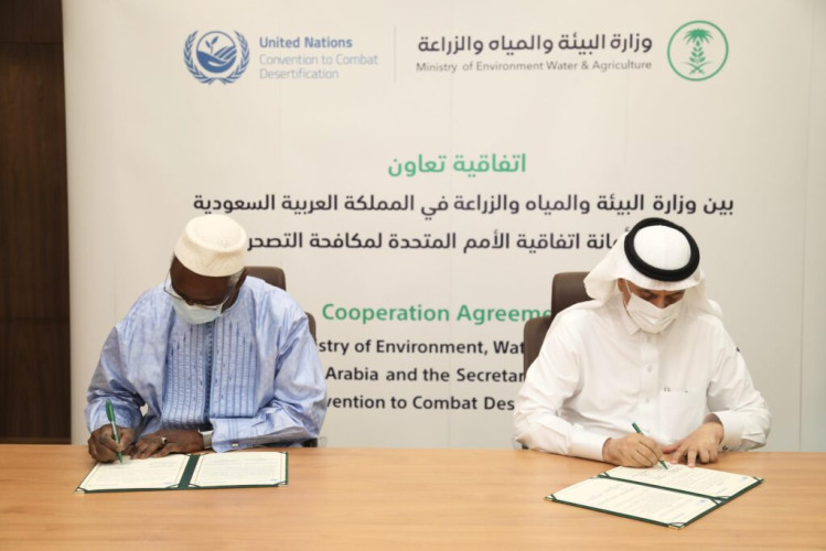 وزير “البيئة” يوقع اتفاقية تعاون مع الأمم المتحدة لتنفيذ المبادرة العالمية للحد من تدهور الأراضي ومكافحة التصَحُّر