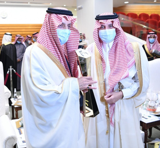 الأمير سعود بن نايف يسلم كأس الأمير نايف بن عبدالعزيز للفائز بالسباق