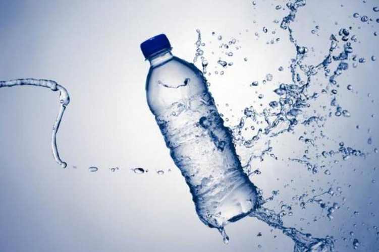 هل شرب المياه من العلب البلاستيكية مُضِر؟ “مجلس الصحة الخليجي” يجيب