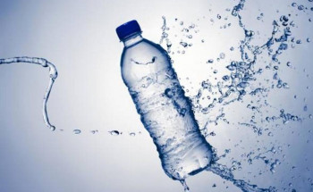 هل شرب المياه من العلب البلاستيكية مُضِر؟ “مجلس الصحة الخليجي” يجيب