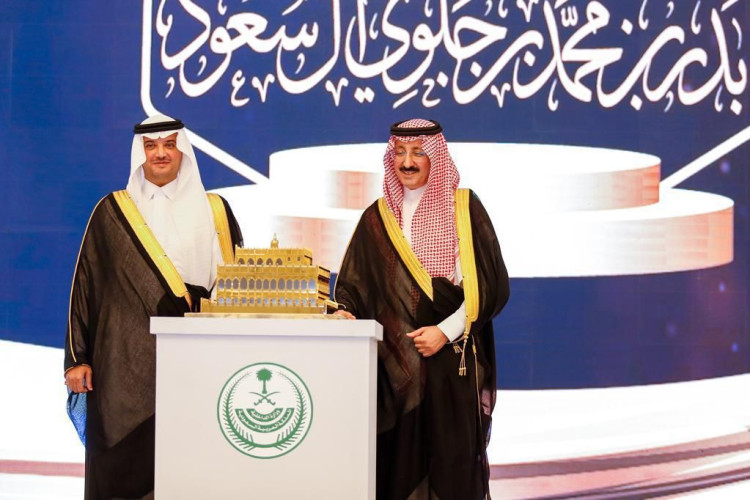 سمو محافظ الأحساء يكرّم الأمير بدر بن محمد بن جلوي
