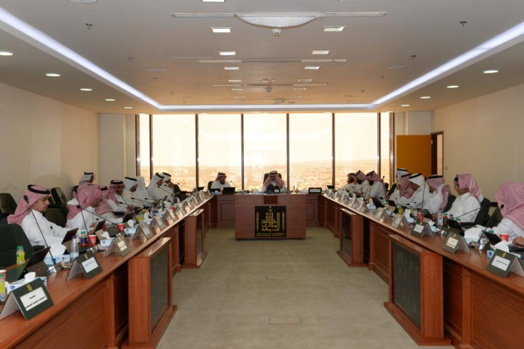 مجلس جامعة الملك خالد يقر في اجتماعه الحادي عشر تحويل جميع برامج الجامعة إلى نظام الفصول الثلاثة