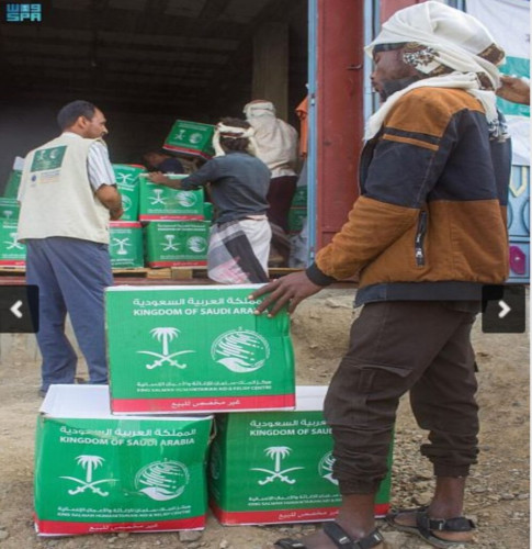 مركز الملك سلمان للإغاثة يوزع أكثر من 100 طن من السلال الغذائية في مديرية المعافر بتعز