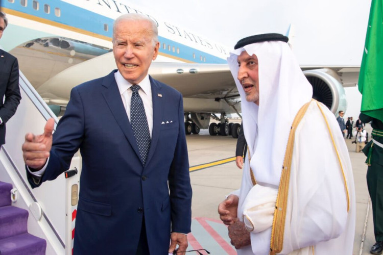 رئيس الولايات المتحدة الأمريكية يصل جدة والفيصل في استقباله