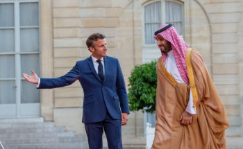 ولي العهد يلتقي الرئيس الفرنسي في قصر الإليزيه بالعاصمة باريس