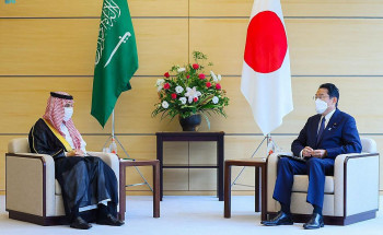 طوكيو.. رئيس وزراء اليابان وفيصل بن فرحان يستعرضان العلاقات الثنائية