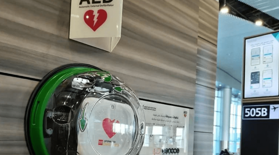 جهاز إنعاش القلب الكهربائي AED يسهم في إنقاذ حياة مسافر بمطار الملك خالد الدولي