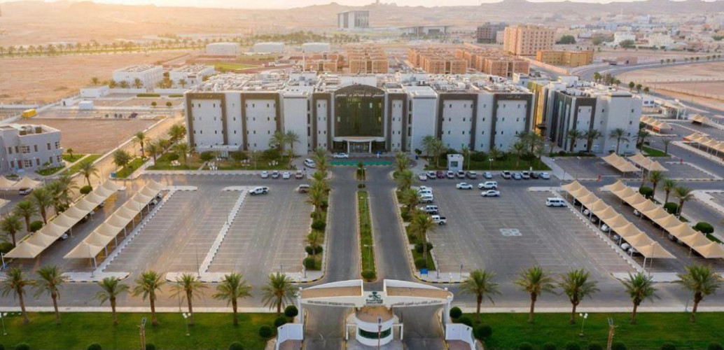 مستشفى الملك عبدالعزيز التخصصي بالجوف يُنهي معاناة مريضين من فتق أربي