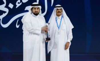 آل مكتوم يكرم أ.خالد المالك بجائزة شخصية العام الإعلامية