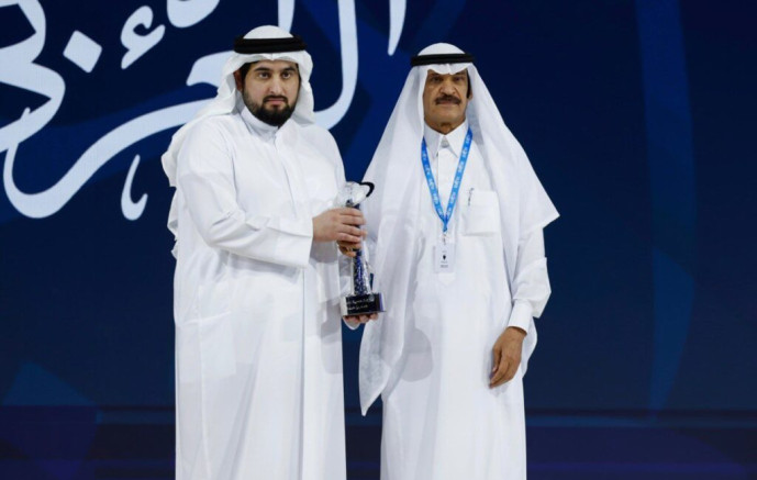 آل مكتوم يكرم أ.خالد المالك بجائزة شخصية العام الإعلامية