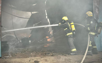 “مدني المدينة” يخمد حريقًا في مستودع.. ولا إصابات