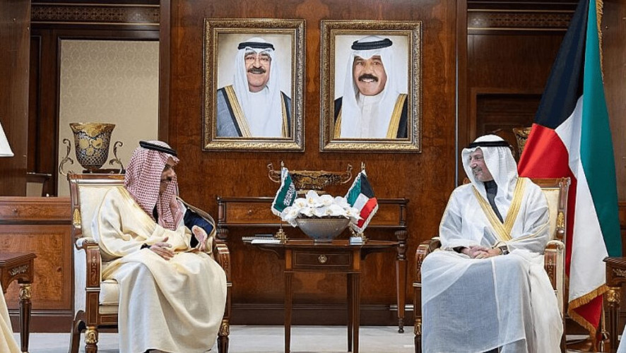 وزير الخارجية يلتقي نظيره الكويتي ويتبادلان الآراء حول المستجدات الدولية