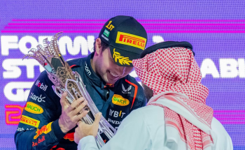 وزير الرياضة “الفيصل” يتوِّج المكسيكي “سيرجيو بيريز” سائق فريق ريد بل بجائزة سباق السعودية الكبرى STC للفورمولا1