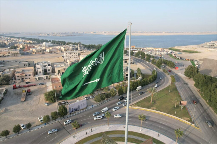 أمانة الشرقية تزين الميادين والطرق الرئيسية ومبانيها بالأعلام احتفاء بيوم العلم السعودي