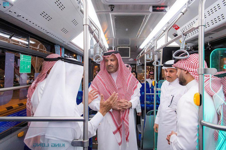الأمير فيصل بن سلمان يدشن الحافلة الكهربائية بالمدينة المنورة