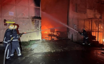 “مدني الرياض” يخمد حريقاً شبَّ في ورشتَي نجارة