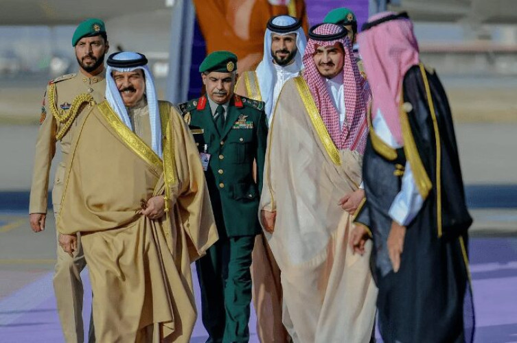 الملك حمد بن عيسى آل خليفه يصل جدة للمشاركة في القمة العربية 32