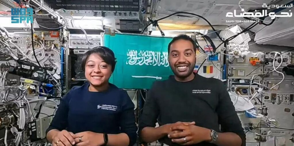رائدا الفضاء السعوديان يجريان تجربة تعليمية عن “انتشار الألوان السائلة” مع طلاب المدارس بالمملكة