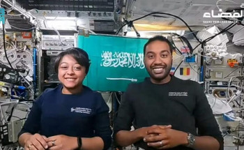 رائدا الفضاء السعوديان يجريان تجربة تعليمية عن “انتشار الألوان السائلة” مع طلاب المدارس بالمملكة