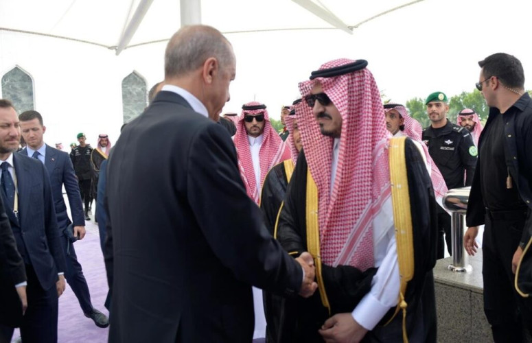 رئيس جمهورية تركيا يغادر جدة وكان في وداعه نائب أمير منطقة مكة المكرمة