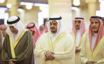 نائب أمير الرياض يؤدي صلاة الميت على نوره بنت محمد بن عبدالعزيز