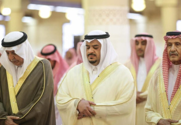 نائب أمير الرياض يؤدي صلاة الميت على نوره بنت محمد بن عبدالعزيز