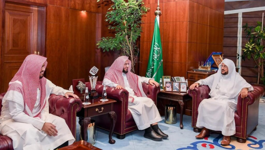 وزير الشؤون الإسلامية يستقبل الفائز بالمركز الأول في جائزة الملك عبدالعزيز الدولية لحفظ القرآن الكريم في دورتها الـ43