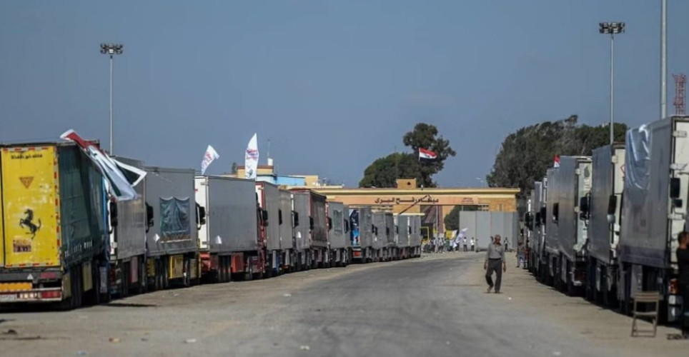 بدء عبور شاحنات المساعدات الإنسانية من معبر رفح إلى قطاع غزة