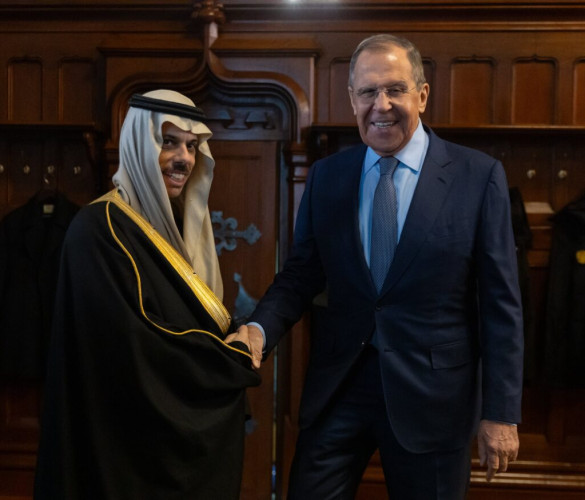 اللجنة الوزارية المكلفة من القمة العربية الإسلامية المشتركة تعقد اجتماعاً رسمياً مع وزير خارجية روسيا الاتحادية