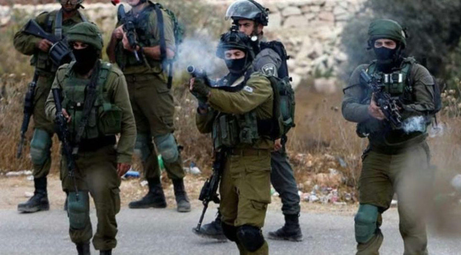 قوات الاحتلال تحتجز جثمان فلسطيني في جرافة والجنود يلتقطون “سيلفي” معه