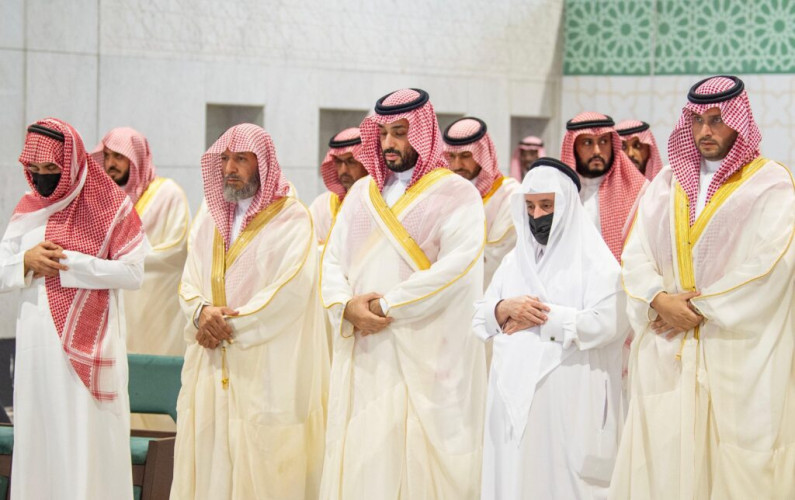 ولي العهد يؤدي صلاة الميت على الأمير ممدوح بن عبدالعزيز بالمسجد الحرام