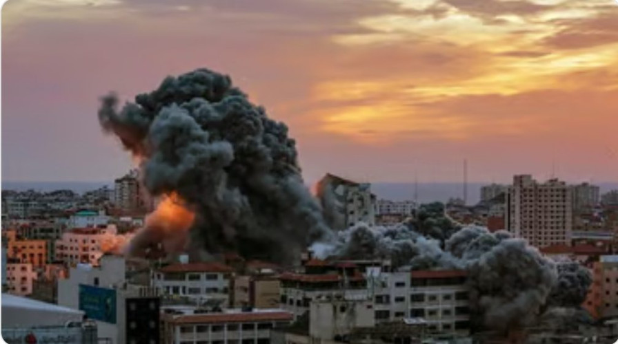 الاحتلال الإسرائيلي يواصل قصف محيط مستشفى الأمل بخانيونس
