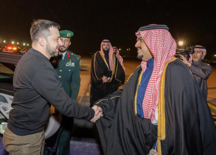 الرئيس الأوكراني يغادر الرياض وكان في وداعه نائب أمير المنطقة