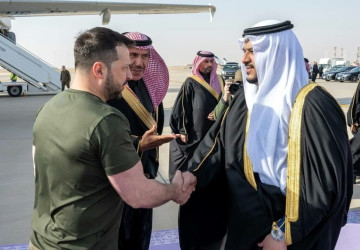 الرئيس الأوكراني يصل إلى الرياض وفي مقدمة مستقبليه نائب أمير المنطقة