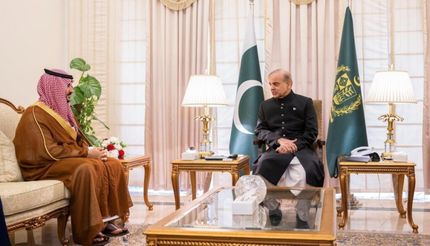 بتوجيه من القيادة.. وزير الدفاع يلتقي رئيس وزراء جمهورية باكستان الإسلامية