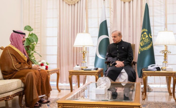 بتوجيه من القيادة.. وزير الدفاع يلتقي رئيس وزراء جمهورية باكستان الإسلامية