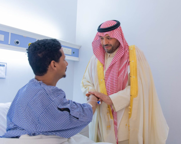 أمير الحدود الشمالية يعايد المرضى المنومين في مستشفى الأمير عبدالعزيز بن مساعد بعرعر