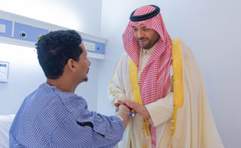 أمير الحدود الشمالية يعايد المرضى المنومين في مستشفى الأمير عبدالعزيز بن مساعد بعرعر