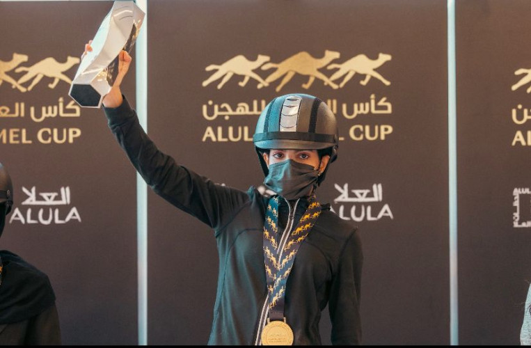 توجها فهد بن جلوي بجانب 15 سعودياً في افتتاح كأس العلا للهجن ريم .. أول سعودية تتوج بذهب سباقات الهجانة