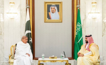سمو ولي العهد يجتمع مع رئيس الوزراء في جمهورية باكستان الإسلامية