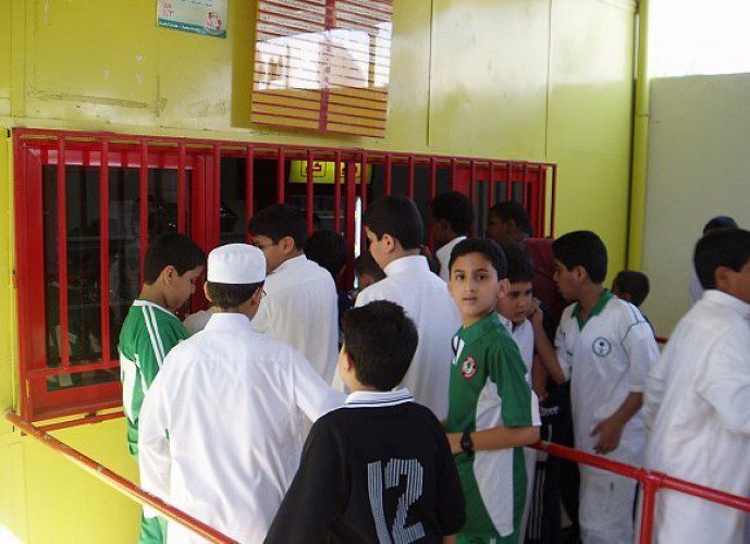 “التعليم” تعلن المشروبات المسموحة بها والممنوعة في المقاصف المدرسية