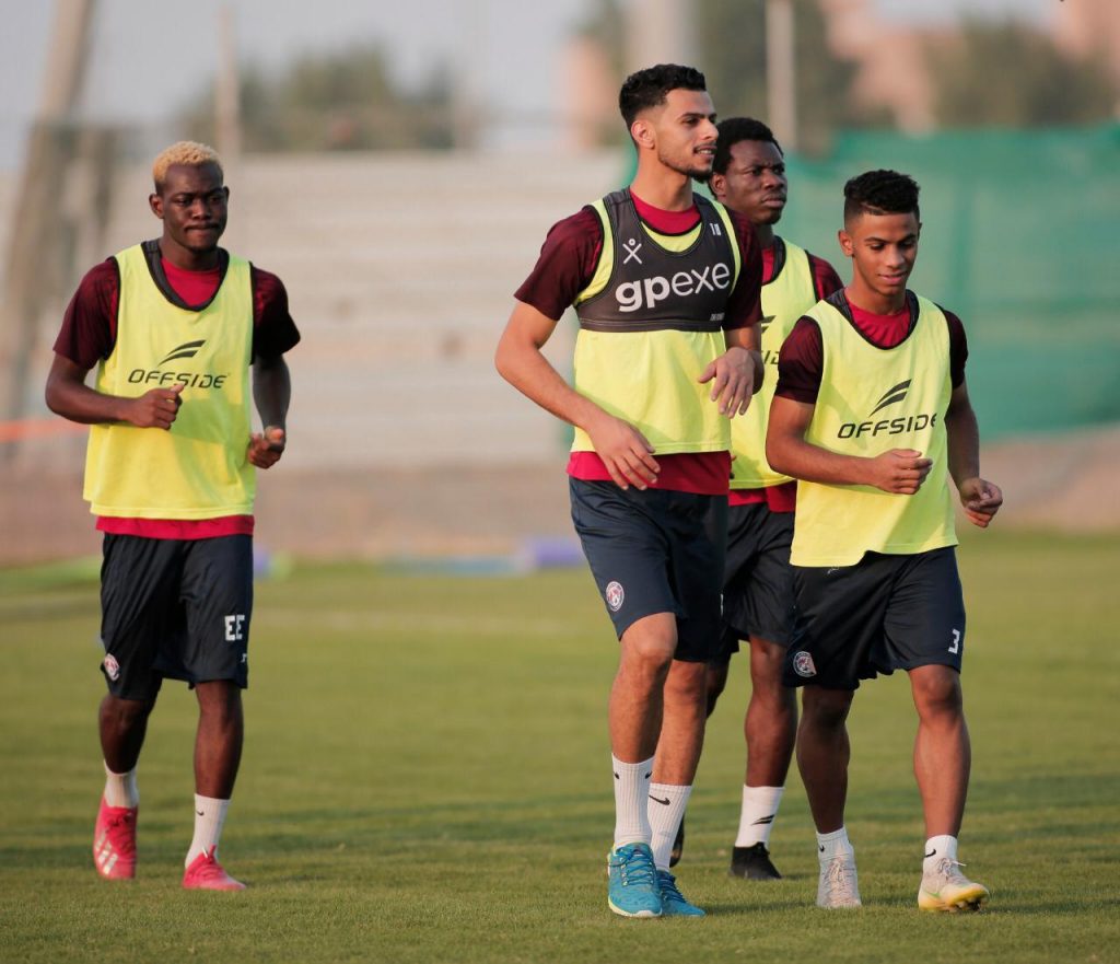 مدير كرة العدالة الباشا يجتمع باللاعبين قبل إنطلاق التدريبات