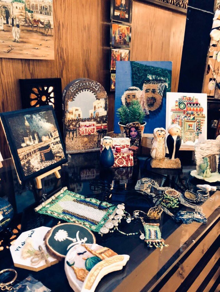 تحت شعار ” وطن الشموخ ”   صاحبة السمو الملكي الأميرة هيفاء الفيصل تدشن معرض الفنون التشكيلية